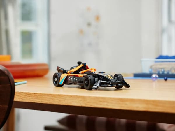 LEGO TECHNIC 42169 NEOM McLaren Formula E Team