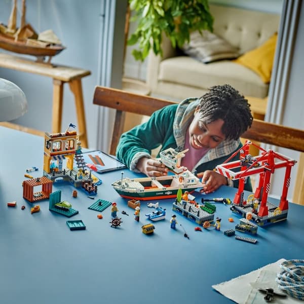 Lego 60422 Byhavn med fragtskib