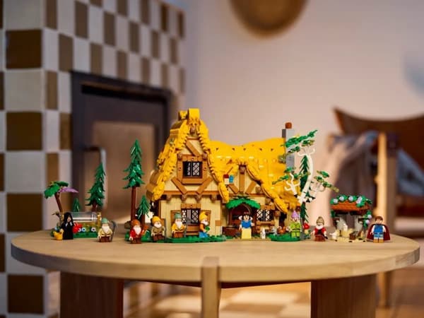 LEGO 43242 Disney Snövit och de sju dvärgarna stuga