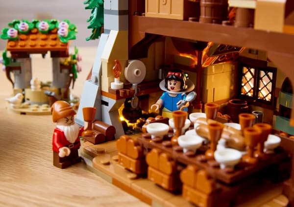 LEGO 43242 Disney Snövit och de sju dvärgarna stuga