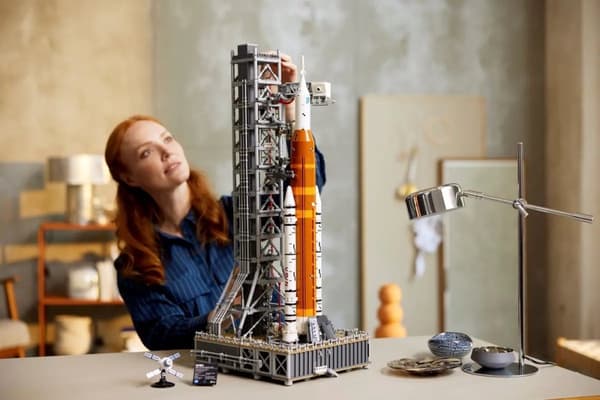 LEGO Icons 10341 NASA Artemis SLS Rocket