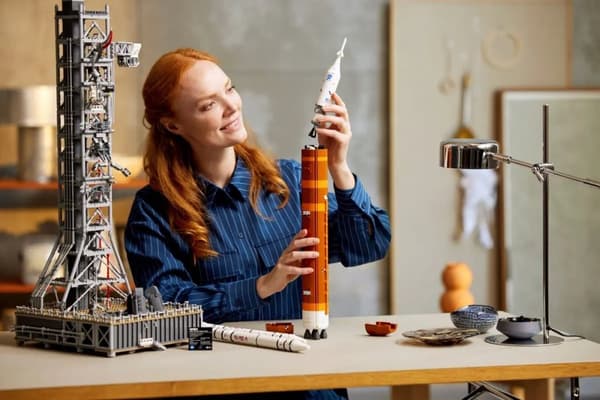 LEGO Icons 10341 NASA Artemis SLS Rocket