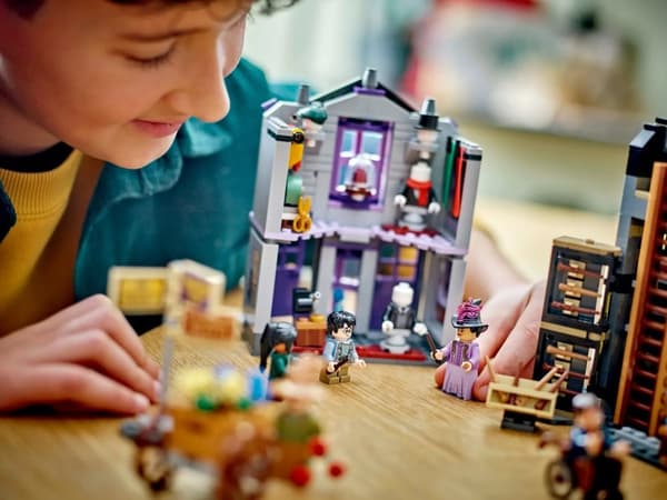 LEGO HARRY POTTER 76439 Ollivanders & Madam Malkins klädnader