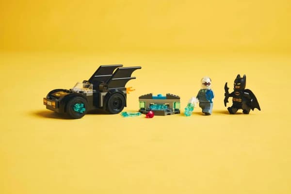 LEGO BATMAN 76301 Batman & Batmobile vs. Mr. Freeze