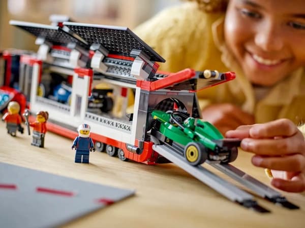 LEGO CITY 60445 F1 - Lastbil med RB20 & AMR24 F1 bilar