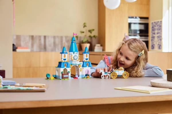 LEGO DISNEY PRINCESS 43275 Cinderella's Castle ja hevosvaunut