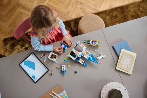 LEGO DISNEY PRINCESS 43275 Cinderella's Castle ja hevosvaunut