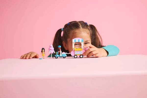 LEGO FRIENDS 42643 Cotton Candy -teline ja skootteri