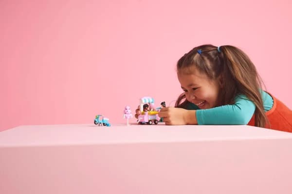 LEGO FRIENDS 42643 Cotton Candy -teline ja skootteri