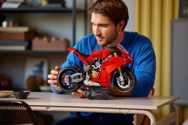 LEGO TECHNIC 42202 Ducati Panigale V4 S Motorcykel