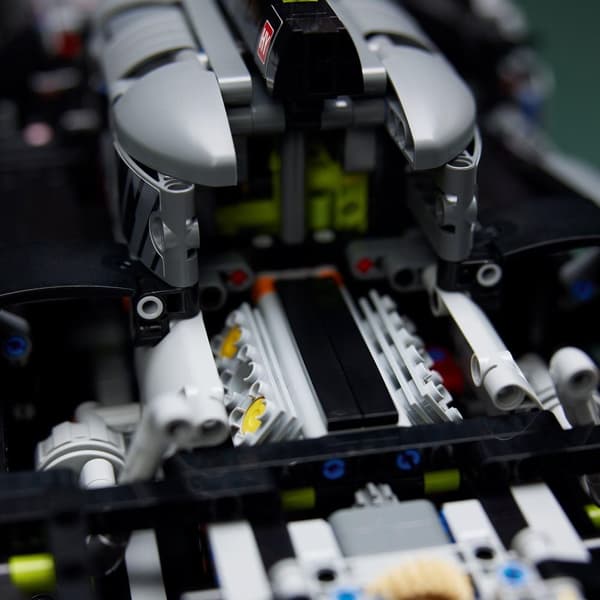 LEGO Technic PEUGEOT 9X8 24H Le Mans Hybrid 42156