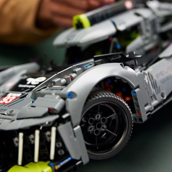 LEGO Technic PEUGEOT 9X8 24H Le Mans Hybrid 42156