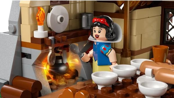 LEGO DISNEY 43242 Lumikin ja seitsemän kääpiön mökki