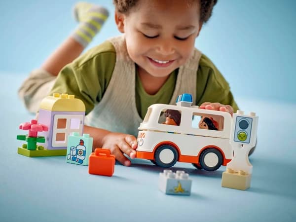 LEGO DUPLO 10447 Ambulanssi kuljettajan kanssa
