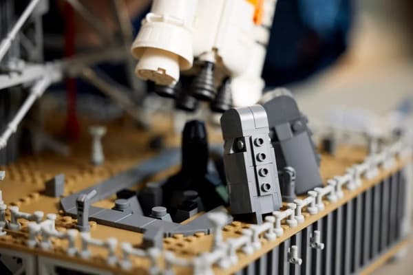 LEGO Icons 10341 NASA Artemis SLS Raket
