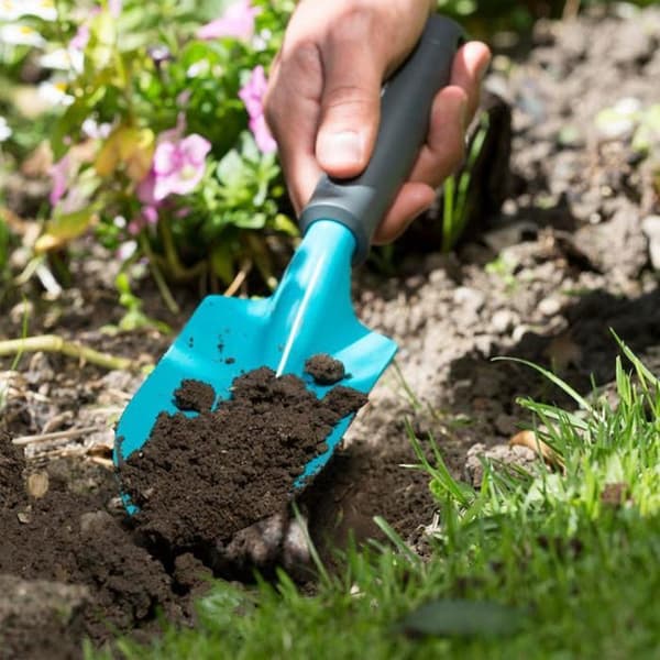 Klassisk bred transplantator - GARDENA - Arbetsbredd 8 cm - Tillverkad av kvalitetsstål - Svart och blå
