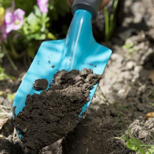 Klassisk bred transplantator - GARDENA - Arbetsbredd 8 cm - Tillverkad av kvalitetsstål - Svart och blå