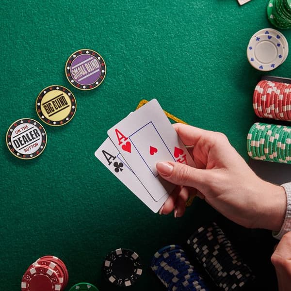 Relaxdays Set med 3 pokerknappar, "Dealer", "Big Blind" och "Small Blind", med fodral för vardera, Ø 4 cm, gyllene
