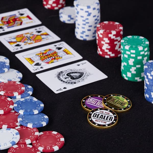 Relaxdays Set med 3 pokerknappar, "Dealer", "Big Blind" och "Small Blind", med fodral för vardera, Ø 4 cm, gyllene
