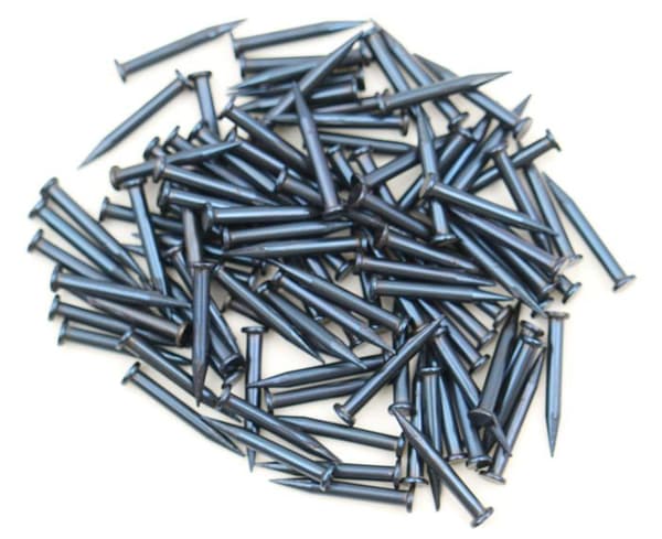 Kit för möbelbeslag Design61 100-pack spikar i stål 1,2 x 10 mm med slagen spets och platt huvud i blått