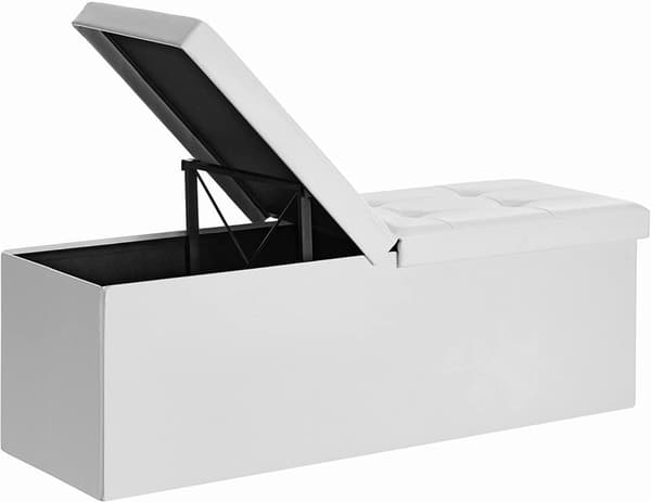 Praktisk sittbänk i vitt skinn med förvaring, mått 110x38x38 cm.