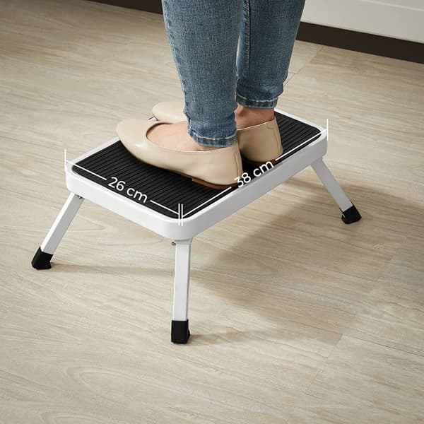 Praktisk stegpall med maxbelastning 150 kg, i vit färg och mått 26,5 x 37,5 x 17,5 cm.