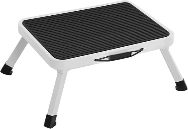Praktisk stegpall med maxbelastning 150 kg, i vit färg och mått 26,5 x 37,5 x 17,5 cm.
