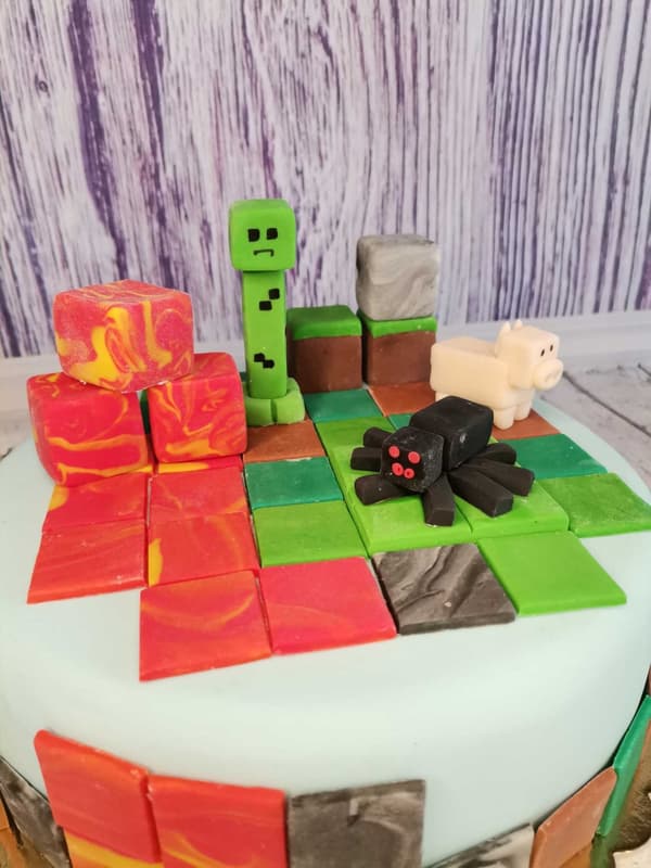Sockerbitssten för en Minecraft-tårta