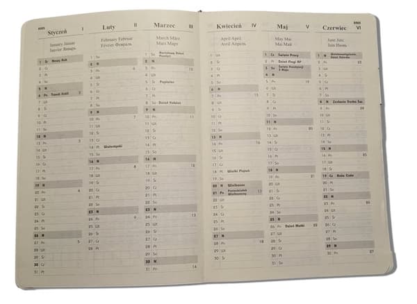 Mønstret dagskalender med tryk A5 med udskiftelig indsats og fastgørelse med Upsala elastik