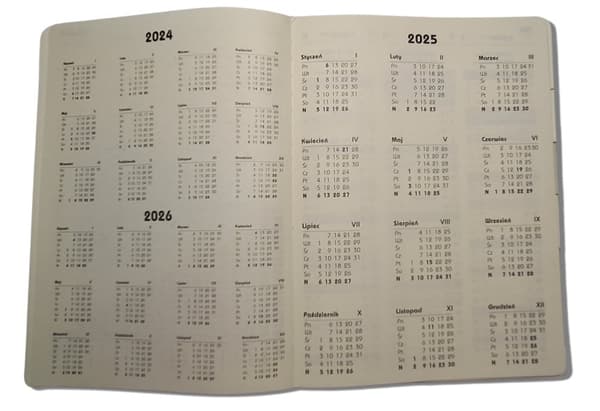 Premium svart och vit A4 daglig kalender med utbytbar insats och Modena elastiskt bandstängning