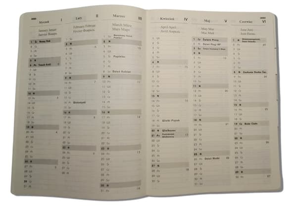 Premium svart och vit A4 daglig kalender med utbytbar insats och Modena elastiskt bandstängning