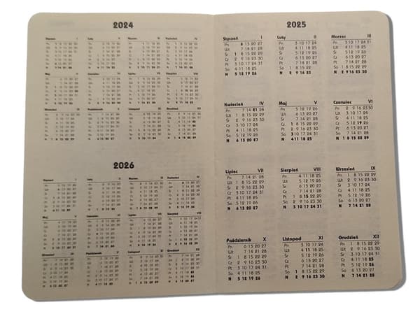 Röd A6-dagskalender med utbytbar insats, magnetlås 45B
