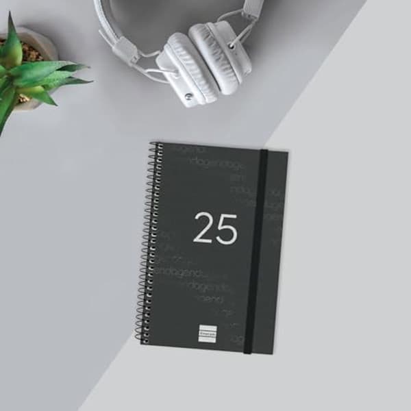 Agenda - FINOCAM - 2025 - 1 dag per sida - Mjuk pärm - Svart