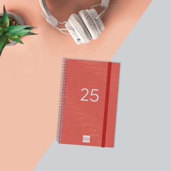 Agenda - FINOCAM - 2025 - Horisontell veckovy - Mjukt omslag - Spansk röd