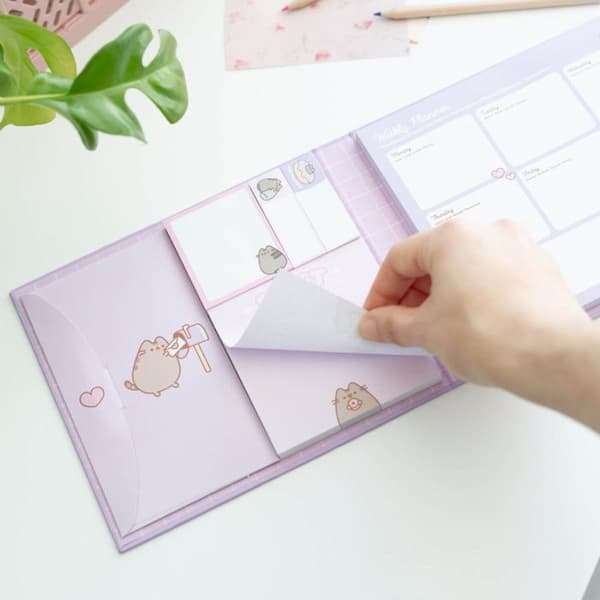 Pusheen - Veckoplanerare med klisterlappar från Moments Collection (19,3 x 16,5 cm)