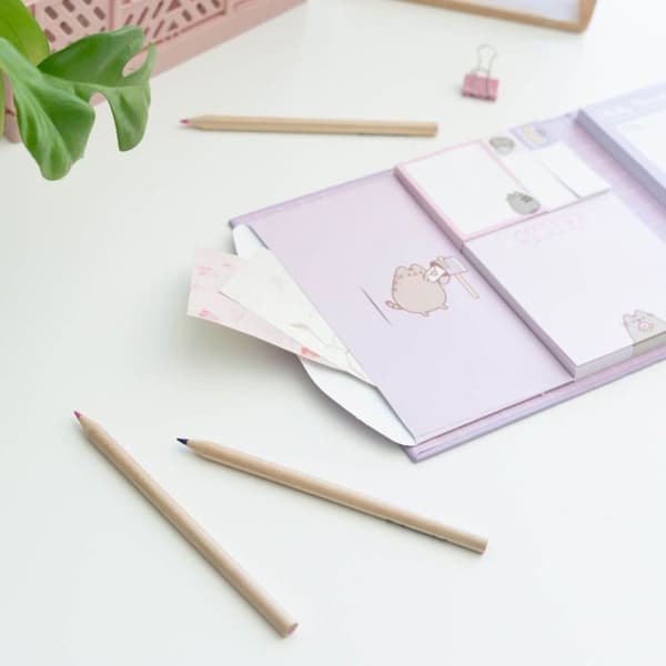 Pusheen - Veckoplanerare med klisterlappar från Moments Collection (19,3 x 16,5 cm)