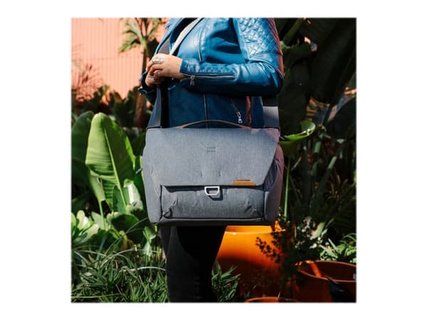 Peak Design Everyday Messenger V2 - Axelremsväska för kamera med objektiv och surfplatta/bärbar dator - 400D nylonduk - ask - 13"