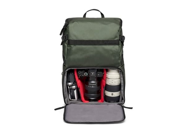 Manfrotto Street Slim - Ryggsekk for digitalbildekamera med linser / notebook / tripod - syntetisk tøy, high-density EVA foam - mørk grønn - contempo