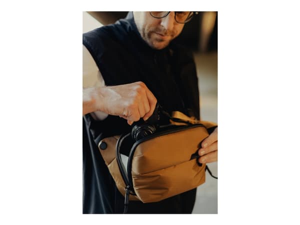 Peak Design EVERYDAY SLING V2 - Bärväska för digital fotokamera med objektiv/drönare - 400D nylonduk, eloxerad aluminium, glasförstärkt nylon - coyot