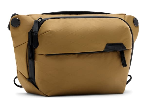 Peak Design EVERYDAY SLING V2 - Bärväska för digital fotokamera med objektiv/drönare - 400D nylonduk, eloxerad aluminium, glasförstärkt nylon - coyot