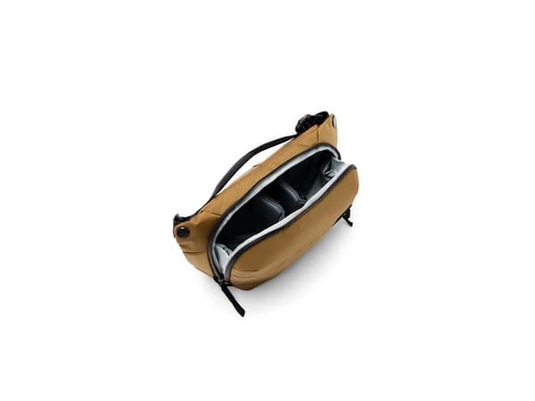 Peak Design EVERYDAY SLING V2 - Bärväska för digital fotokamera med objektiv/drönare - 400D nylonduk, eloxerad aluminium, glasförstärkt nylon - coyot