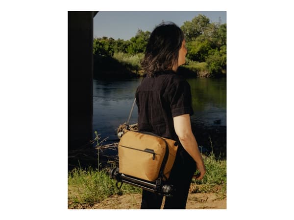 Peak Design EVERYDAY SLING V2 - Bärväska för digital fotokamera med objektiv/drönare - 400D nylonduk, eloxerad aluminium, glasförstärkt nylon - coyot