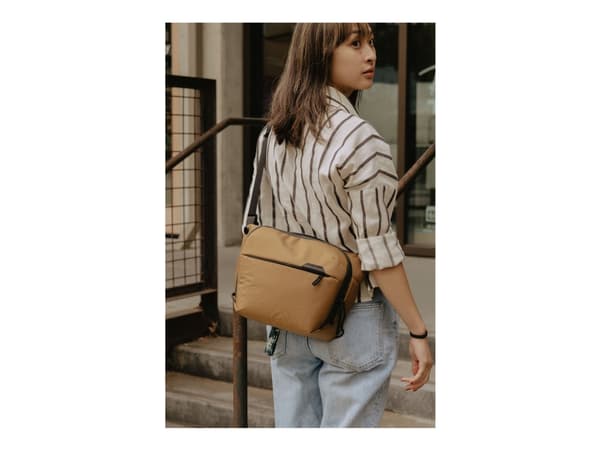 Peak Design EVERYDAY SLING V2 - Bärväska för digital fotokamera med objektiv/drönare - 400D nylonduk, eloxerad aluminium, glasförstärkt nylon - coyot