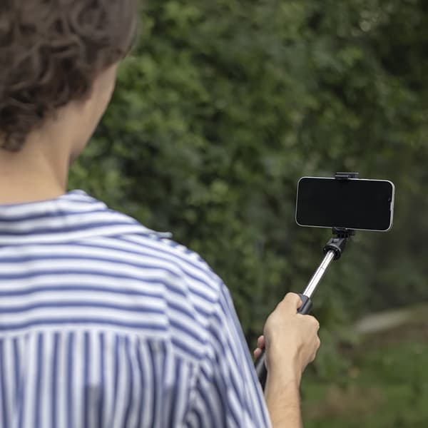 Maxlife Selfie Stick jalustalla - Musta