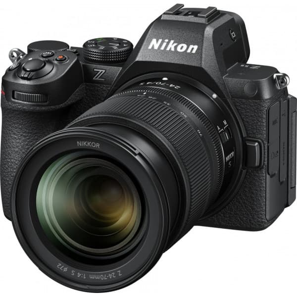 Nikon Z5 II -järjestelmäkamera, runko + NIKKOR Z 24-70mm f/4 S objektiivi