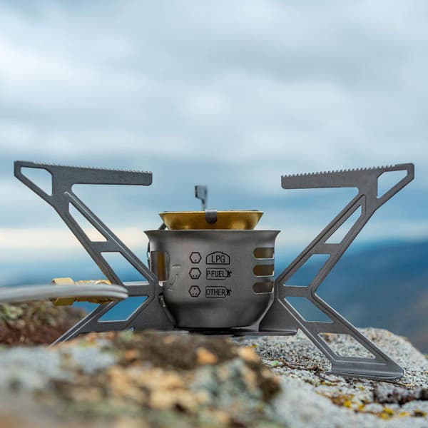 Multifuelkök Primus OmniLite Titanium, 2600 W + bränslepump + multiverktyg + vindskydd + värmereflektor + förvaringspåse + Primus Power Fuel 1 liter