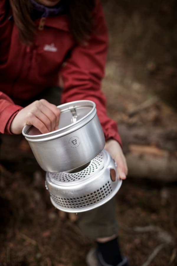 Spritkök Trangia 27 Small, 1000 W + 2 kittlar, 1 stekpanna &amp; vindskydd i UL / UltraLight-aluminium + griptång + rem Bränsletillval: Utan bränsle