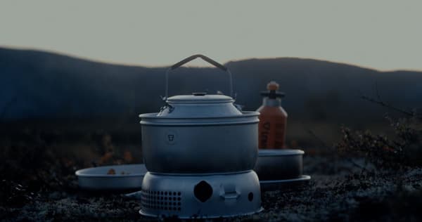 Spritkök Trangia 27 Small, 1000 W + 2 kittlar, 1 stekpanna &amp; vindskydd i UL / UltraLight-aluminium + griptång + rem Bränsletillval: Utan bränsle