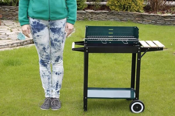 Trädgårdsgrill med kolgrill och hyllor på hjul