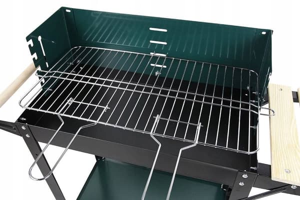 Trädgårdsgrill med kolgrill och hyllor på hjul
